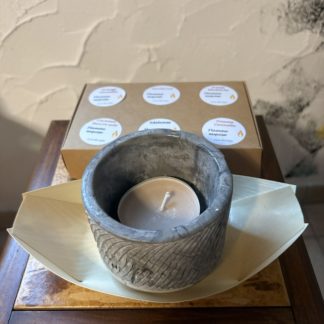 Bougeoir béton avec 6 grandes bougies de réchaud