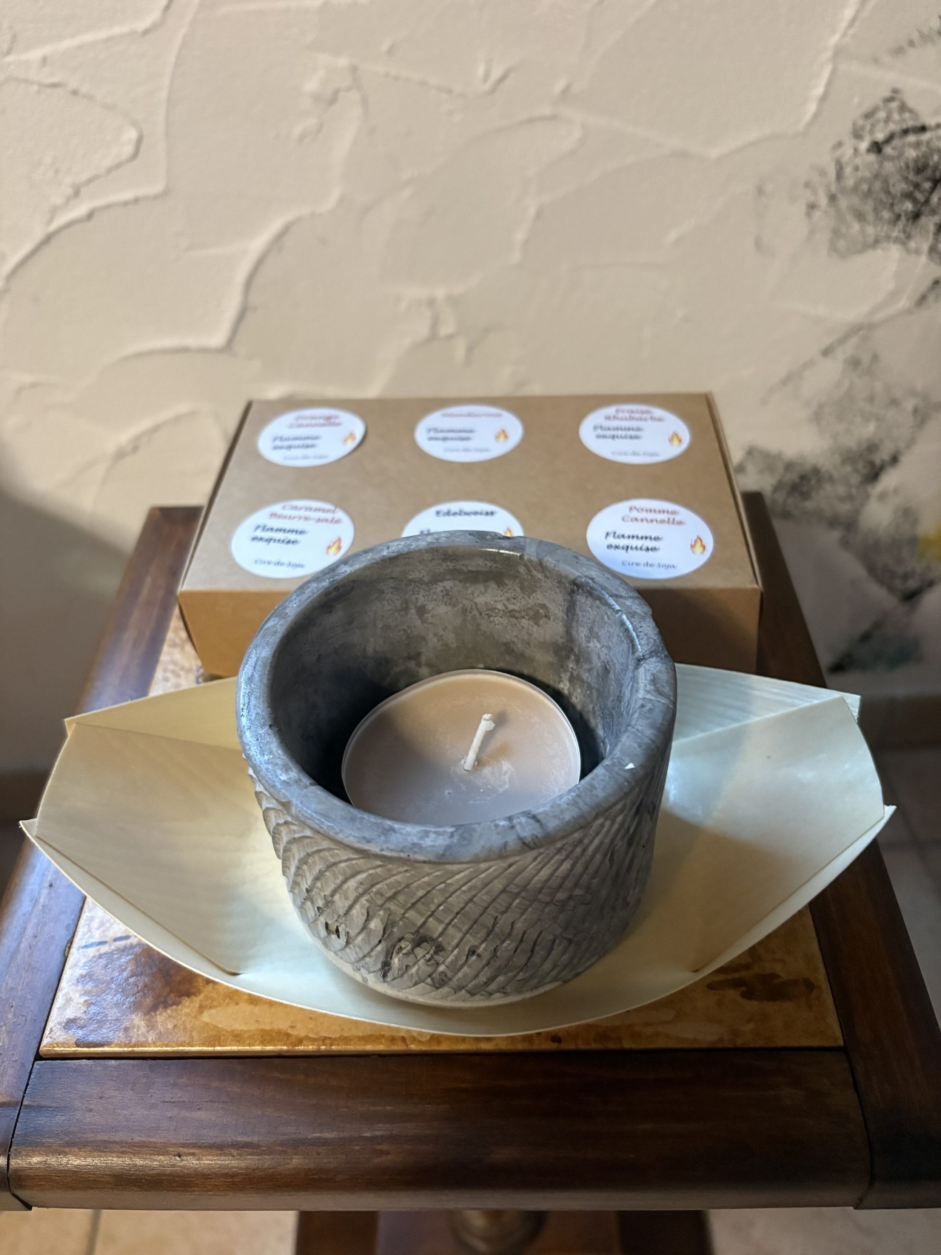 Bougeoir béton avec 6 grandes bougies de réchaud